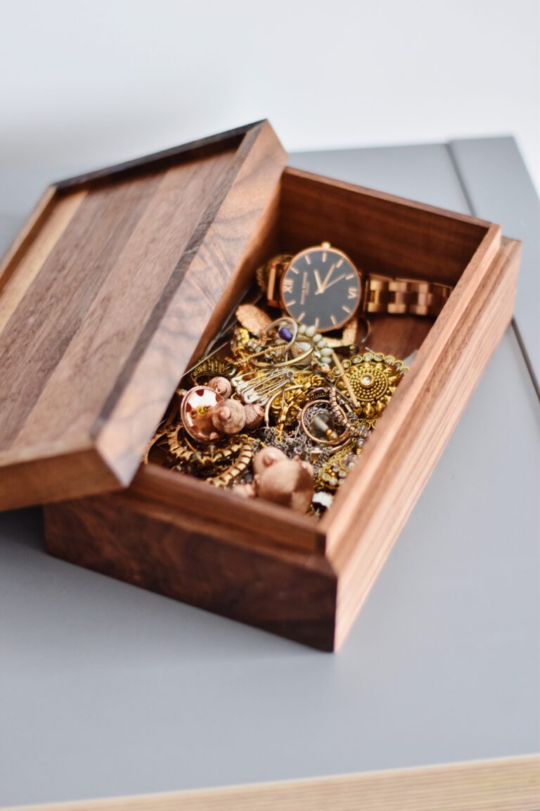How To Pass On Family Heirlooms & Keepsakes Without Causing A Family Feud